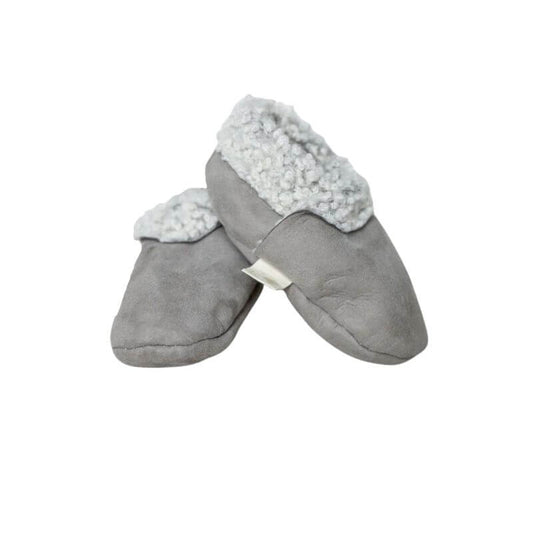 100% lambskin Baa Baby booties. Handmade in New Zealand with a luxuriously fluffy inner lining and gentle ankle elastication so they snugly stay put on active feet.
