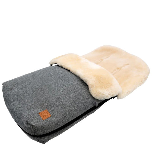 Baa Baby Original Sheepskin Footmuff is fully lined with luxurious and unique pale milk lambskin, giving it a classic and timeless feel.