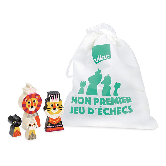 White fabric storage bag with green Vilac logo and text “Mon Premier Jeu d’Échecs,” shown alongside four brightly painted wooden chess pieces shaped like animals.