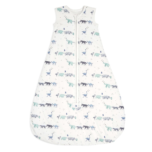 aden + anais Light Sleeping Bag with a 1.0 tog rating is a perfect choice for warmer nights or room temperatures of 24-27°C (75-81°F). Made with breathable muslin, it helps regulate your baby's body temperature, keeping them comfortable and cosy without overheating. 