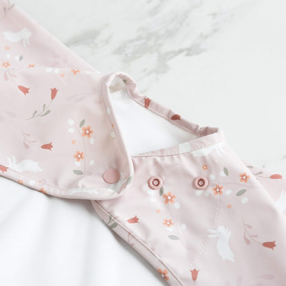 Detail of the adjustable neck poppers and inside lining of the Bibado weaning bib.