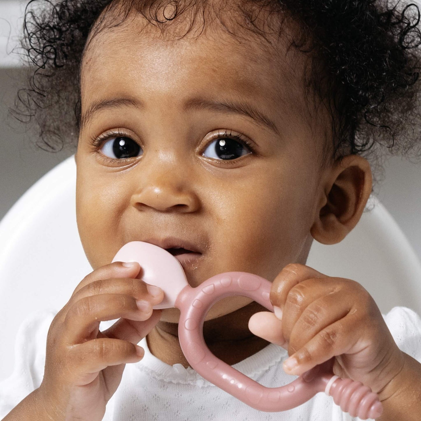 Close-up of a baby using the Dippit spoon’s soft dipper end, highlighting its easy-to-hold loop handle.