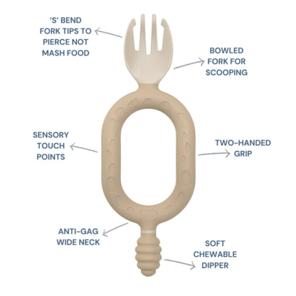 A baby self-feeding utensil highlighting the scooping spork, textured dipper, anti-gag wide neck and two-handed grip.