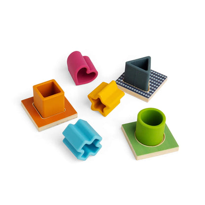 Chunky silicone shapes matched to their corresponding wooden tiles – perfect for early shape recognition and sensory play.