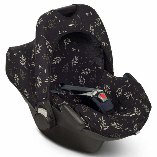 The Dooky Sunshade is universal and easily fits, in seconds, to any infant carrier, stroller or pushchair. Because of its unique design, Dooky is easily adjustable – simply roll up or down using the Velcro strips, keeping the sunlight away from your little one’s face. 