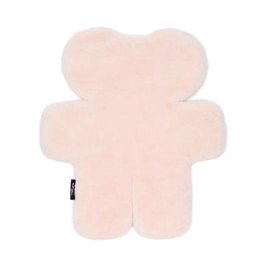 FLATOUTbear rug, made from 100% Australian sheepskin, provides a plush and safe play area. Its soothing properties keep baby comfortable year-round. Lightweight and portable, it includes a handy carry bag.