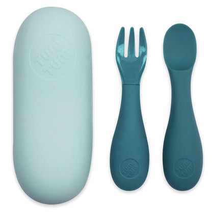 TUM TUM silicone cutlery set in blue, featuring a fork, spoon, and protective case, ideal for toddlers and easy on-the-go use.