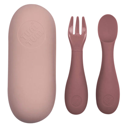 TUM TUM silicone cutlery set in pink, featuring a fork, spoon, and protective case, ideal for toddlers and easy on-the-go use.