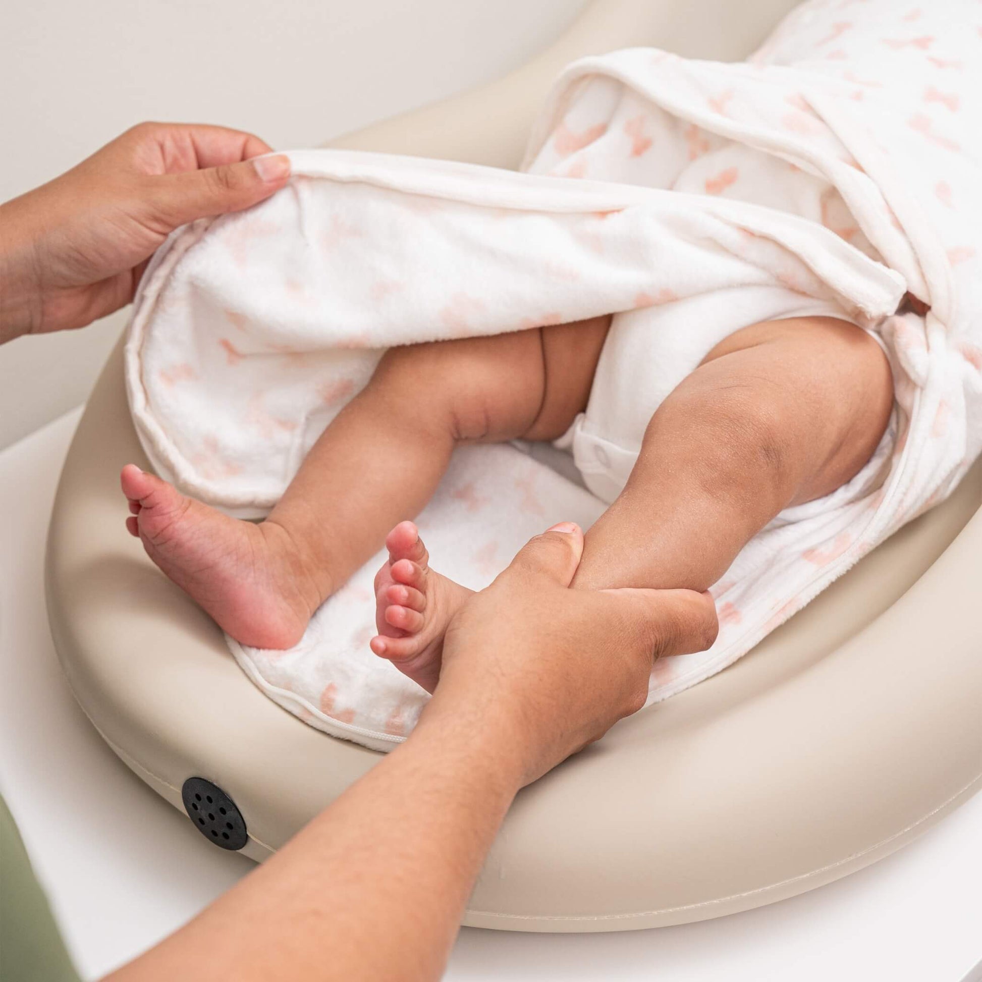 Bottom zip opening of the butterfly-print aden + anais Essentials velboa swaddle, ideal for nappy changes.