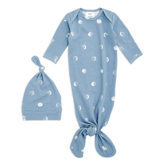 Wrap baby in a soothing hug with the aden + anais comfort knit™ gown and matching hat set, delivering maximum comfort and security. Super soft and breathable with just the right amount of stretch, this cotton rich fabric is sure to keep baby comfy and content.