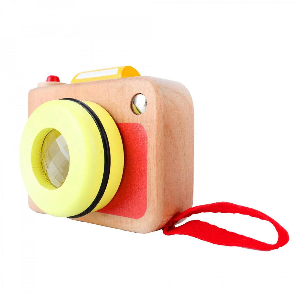 Capture the moment with this vintage camera. See through the rotatable lens to discover a new world. It can help develop children’s curiosity.