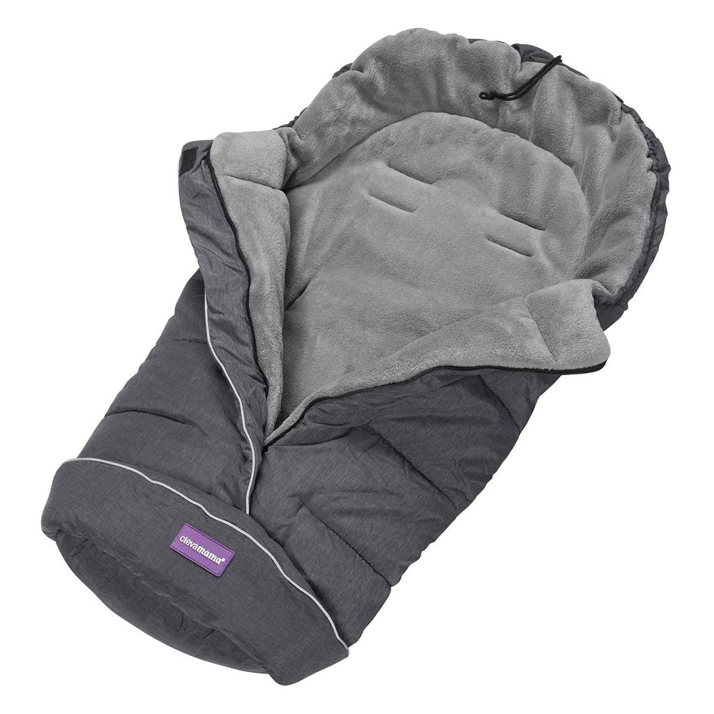 Luxurious fleece lined Footmuff with water resistant shell to keep your baby or toddler warm and cosy. This cosy stroller footmuff is extra long and it has chest opening for easy access and bottom opening for muddy boots and shoes. With a pull-tie hood for colder days, your baby will stay snug and warm.