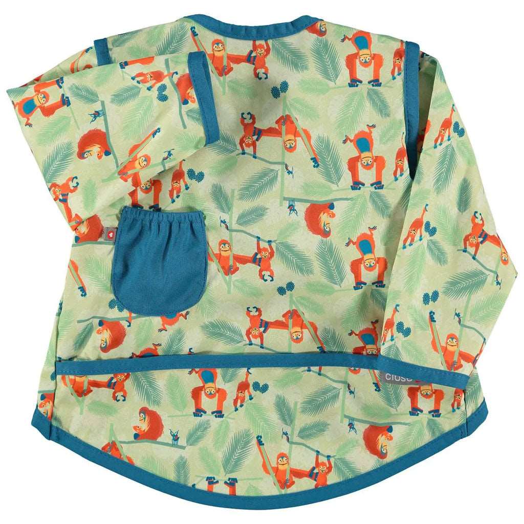 Whether it is dinner time or just messy play, Close's versatile long sleeved bib will help keep any little nipper clean and dry. Easy to care for, the Close Pop-in  Coverall Bib is waterproof, wipe clean and stain resistant.  From their neck to their knees and all the bits in between the Pop-in coverall bib has it covered! The bib also comes with a handy crumb catching pocket and popper fastenings at the neck for easy use.