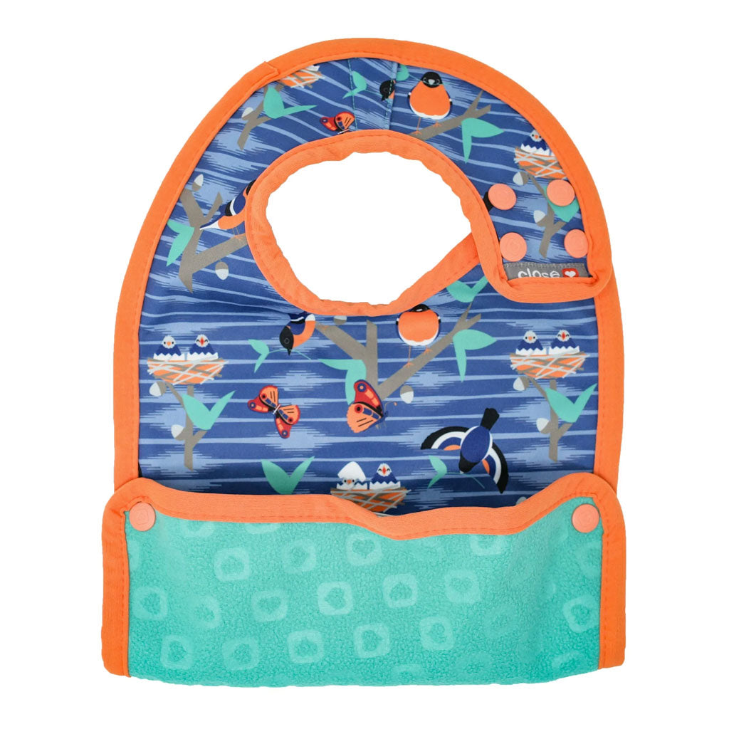 The Close Pop-in stage 2 bib can be used from 6 months and upwards. The wipe clean patterned side repels stains whilst the soft fleecy side will keep your little dribbler dry.