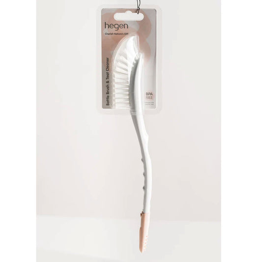 With a soft plastic-bristled brush and a sleek ribbed-tipped handle, the Hegen Bottle Brush & Teat Cleaner is a handy companion for cleaning any product and even reaches in to the tip of a teat.