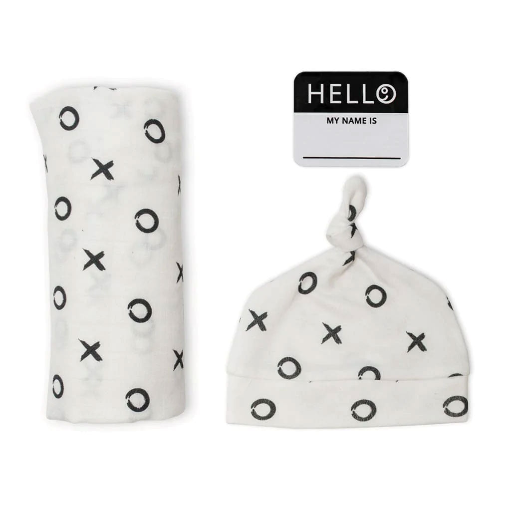The Lulujo Hello World newborn hat and swaddle will have your newborn super cosy and camera ready. This ready-to-use set will make it easy to snap the perfect photo and introduce your little one to family and friends. A special gift for any mom to-be!